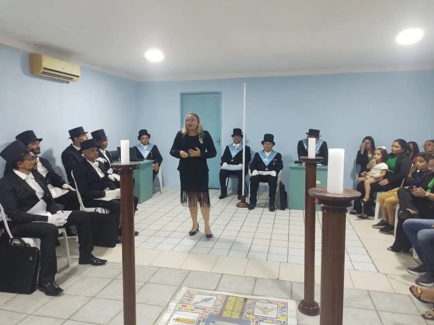 Registro fotográfico: PARTICIPAÇÃO DO GRÃO-MESTRE DO GOB/RN NA SESSÃO MAGNA PÚBLICA ALUSIVA AO DIA DAS MÃES, REALIZADA PELA ARLS LUIZ GONZAGA DO NASCIMENTO N° 4.567, ORIENTE DE SANTA MARIA/RN.