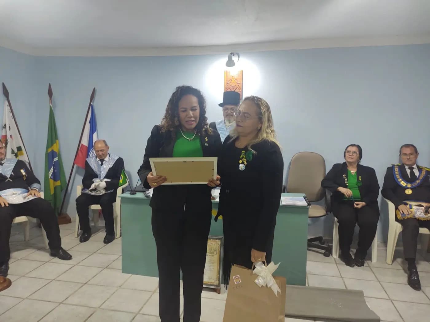 Registro fotográfico: PARTICIPAÇÃO DO GRÃO-MESTRE DO GOB/RN NA SESSÃO MAGNA PÚBLICA ALUSIVA AO DIA DAS MÃES, REALIZADA PELA ARLS LUIZ GONZAGA DO NASCIMENTO N° 4.567, ORIENTE DE SANTA MARIA/RN.