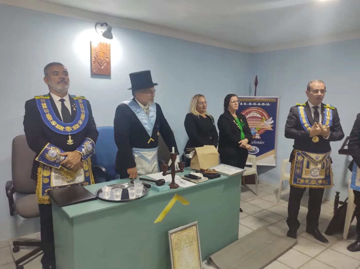 Registro fotográfico: PARTICIPAÇÃO DO GRÃO-MESTRE DO GOB/RN NA SESSÃO MAGNA PÚBLICA ALUSIVA AO DIA DAS MÃES, REALIZADA PELA ARLS LUIZ GONZAGA DO NASCIMENTO N° 4.567, ORIENTE DE SANTA MARIA/RN.