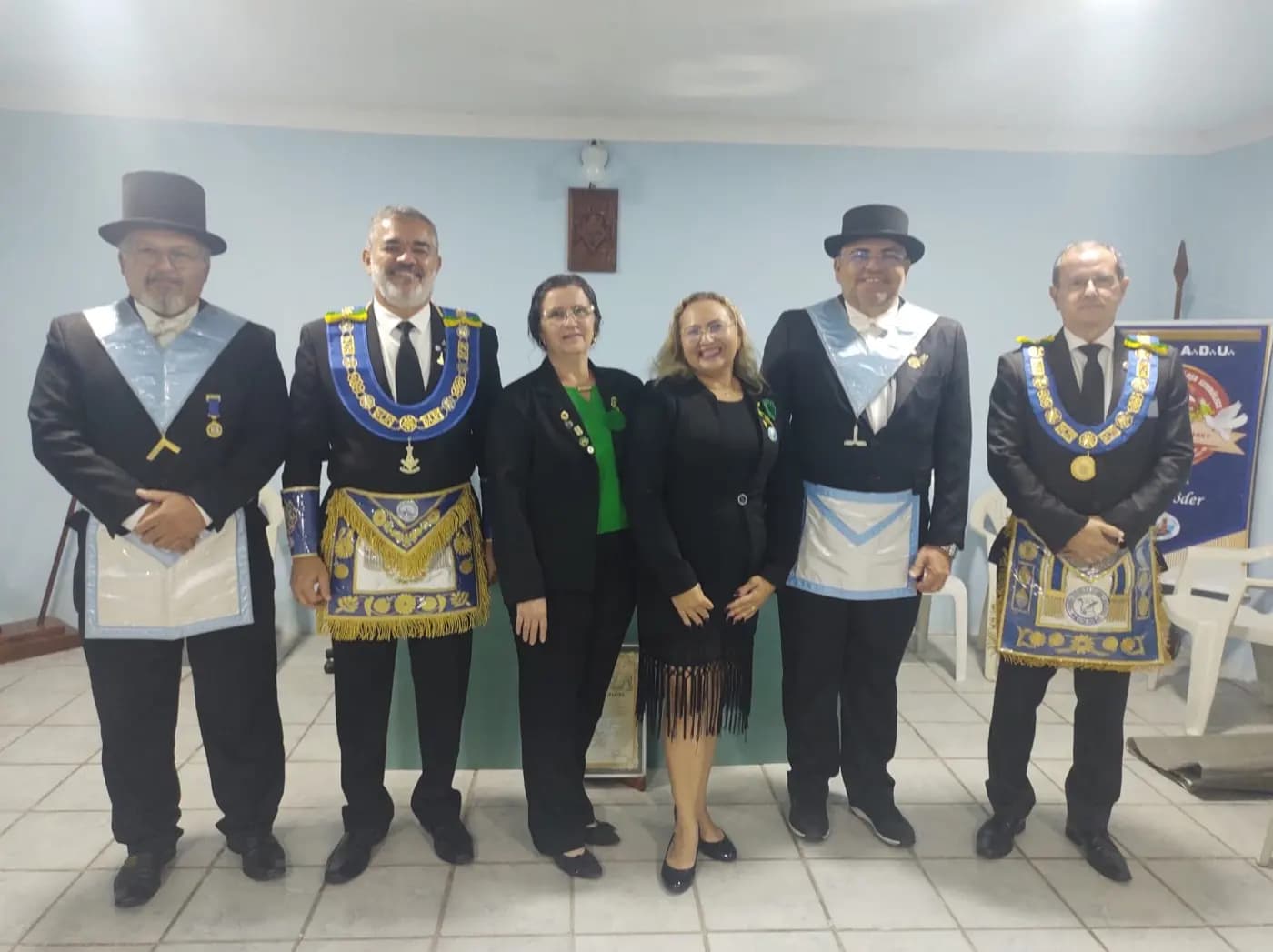 Registro fotográfico: PARTICIPAÇÃO DO GRÃO-MESTRE DO GOB/RN NA SESSÃO MAGNA PÚBLICA ALUSIVA AO DIA DAS MÃES, REALIZADA PELA ARLS LUIZ GONZAGA DO NASCIMENTO N° 4.567, ORIENTE DE SANTA MARIA/RN.
