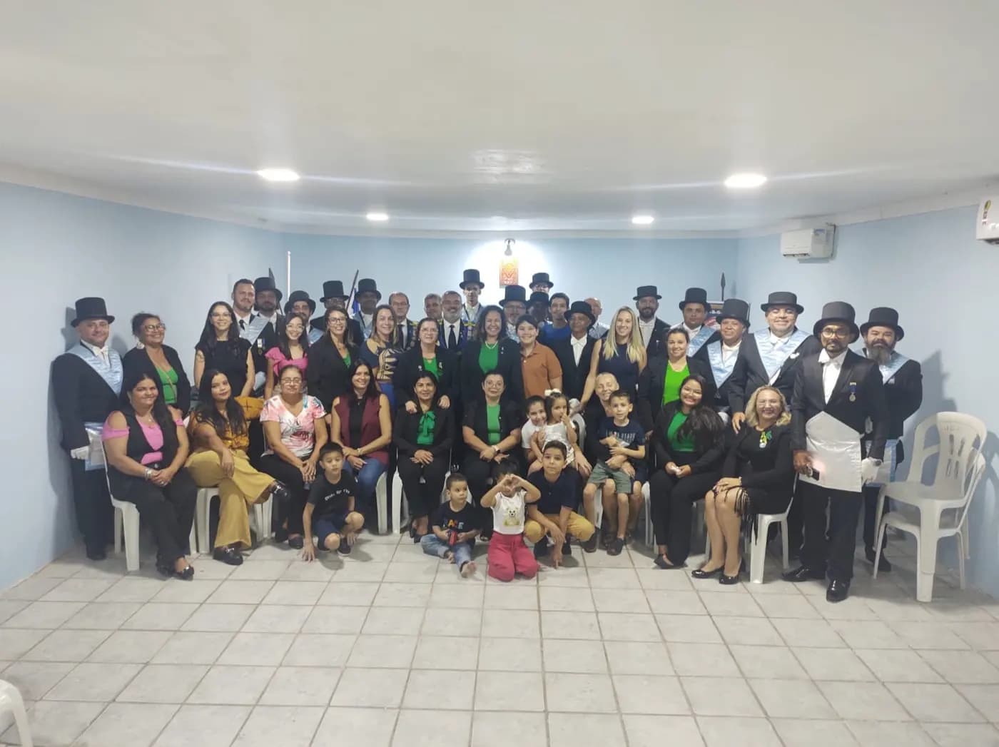 Registro fotográfico: PARTICIPAÇÃO DO GRÃO-MESTRE DO GOB/RN NA SESSÃO MAGNA PÚBLICA ALUSIVA AO DIA DAS MÃES, REALIZADA PELA ARLS LUIZ GONZAGA DO NASCIMENTO N° 4.567, ORIENTE DE SANTA MARIA/RN.