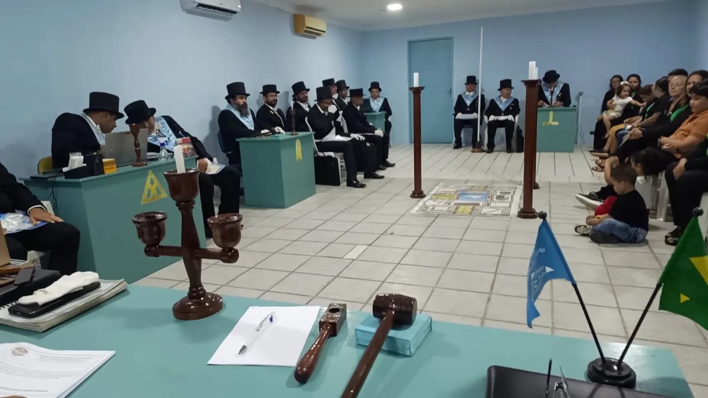 Registro fotográfico: PARTICIPAÇÃO DO GRÃO-MESTRE DO GOB/RN NA SESSÃO MAGNA PÚBLICA ALUSIVA AO DIA DAS MÃES, REALIZADA PELA ARLS LUIZ GONZAGA DO NASCIMENTO N° 4.567, ORIENTE DE SANTA MARIA/RN.