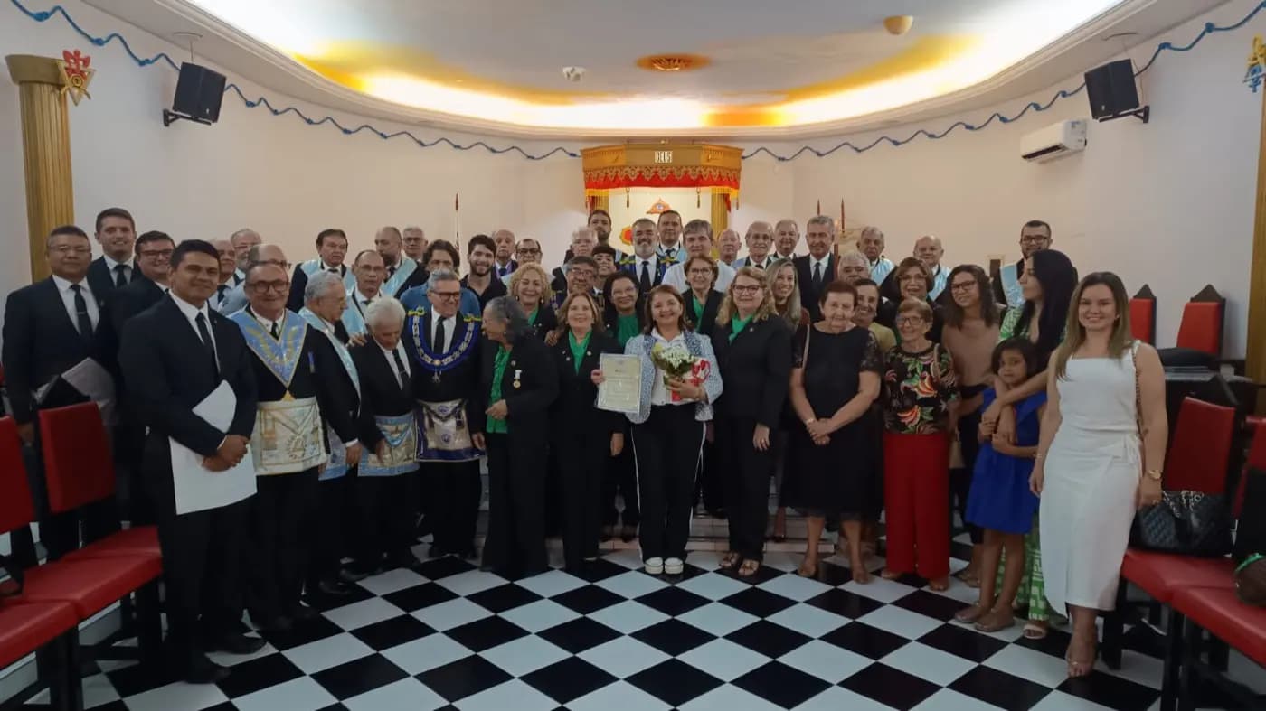 Registro fotográfico: PARTICIPAÇÃO DO GRÃO-MESTRE DO GOB/RN NA SESSÃO MAGNA PÚBLICA ALUSIVA AO DIA DAS MÃES, REALIZADA PELA ARLS 21 DE MARÇO N° 152, ORIENTE DE NATAL/RN.