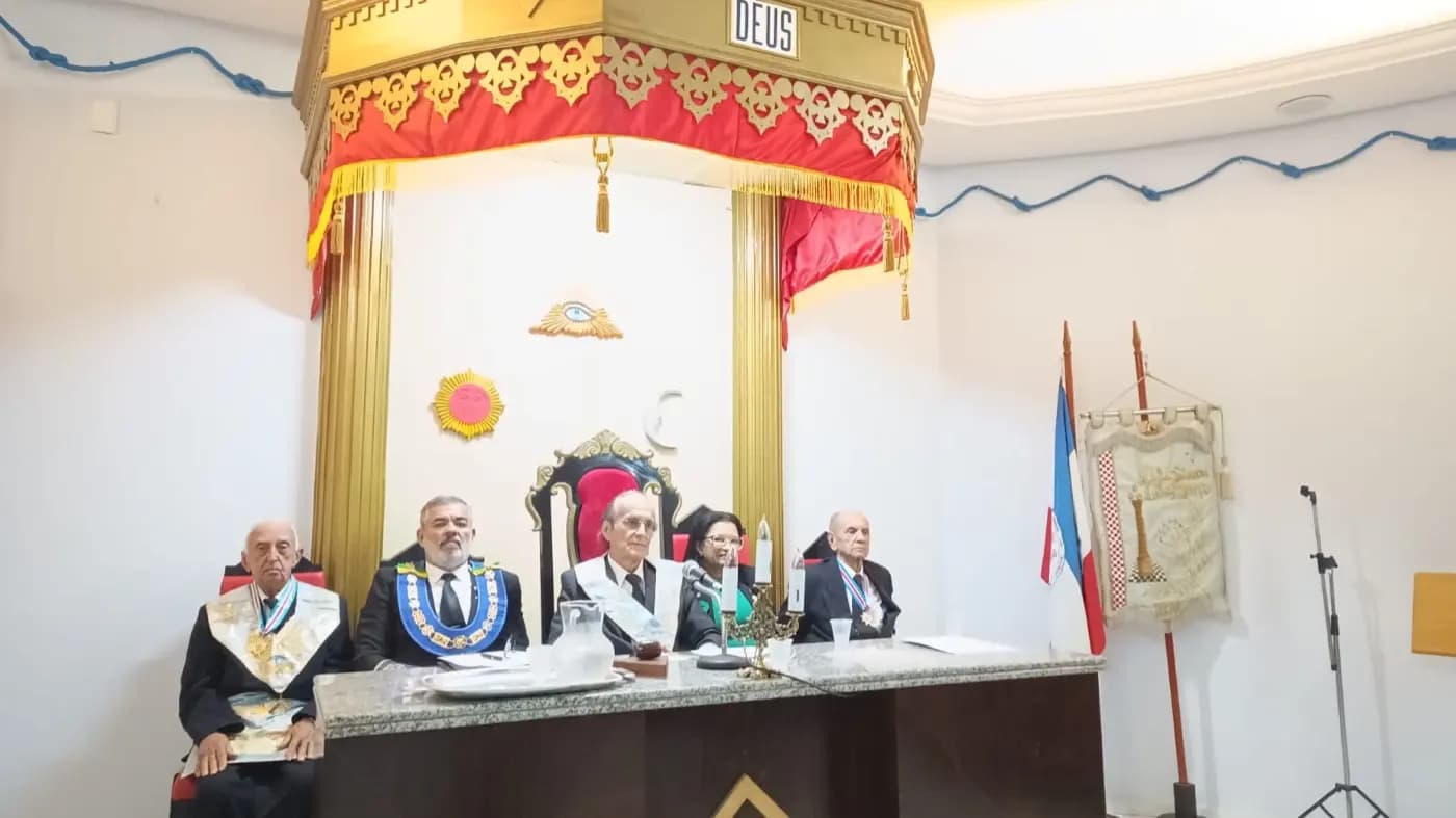 Registro fotográfico: PARTICIPAÇÃO DO GRÃO-MESTRE DO GOB/RN NA SESSÃO MAGNA PÚBLICA ALUSIVA AO DIA DAS MÃES, REALIZADA PELA ARLS 21 DE MARÇO N° 152, ORIENTE DE NATAL/RN.