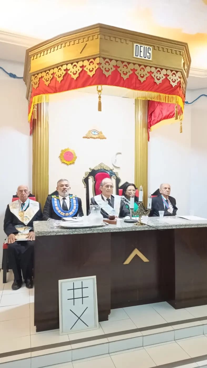 Registro fotográfico: PARTICIPAÇÃO DO GRÃO-MESTRE DO GOB/RN NA SESSÃO MAGNA PÚBLICA ALUSIVA AO DIA DAS MÃES, REALIZADA PELA ARLS 21 DE MARÇO N° 152, ORIENTE DE NATAL/RN.