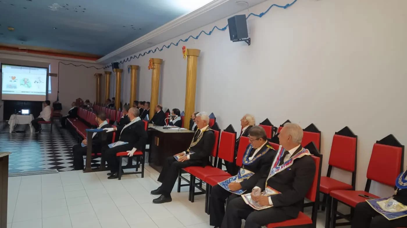 Registro fotográfico: PARTICIPAÇÃO DO GRÃO-MESTRE DO GOB/RN NA SESSÃO MAGNA PÚBLICA ALUSIVA AO DIA DAS MÃES, REALIZADA PELA ARLS 21 DE MARÇO N° 152, ORIENTE DE NATAL/RN.