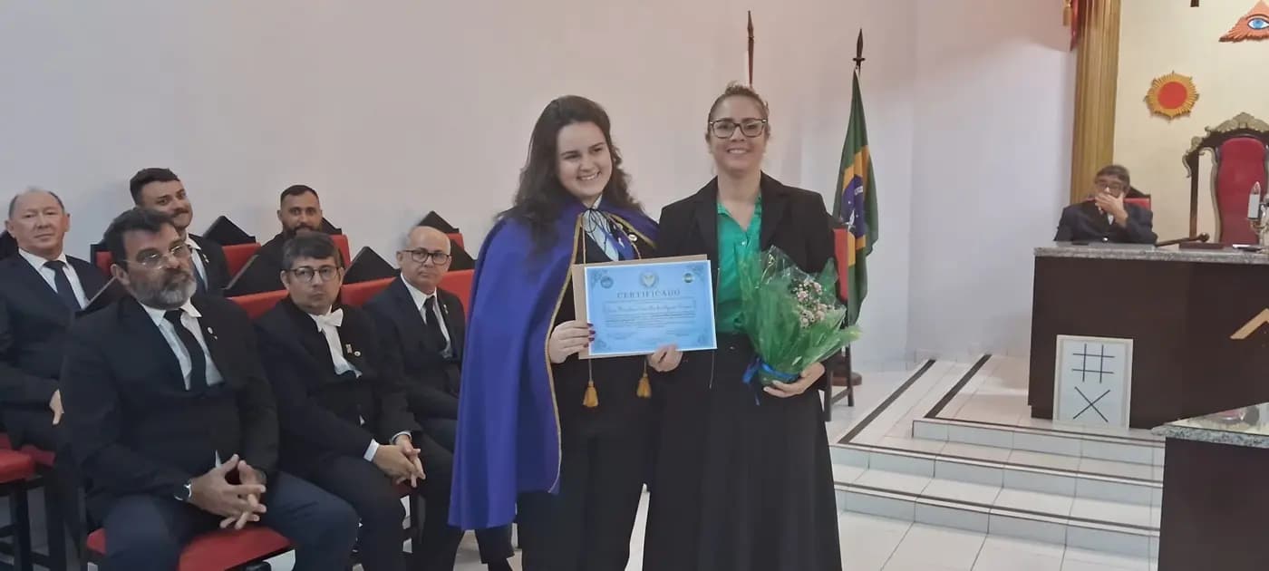 Registro fotográfico: SESSÃO ESPECIAL ABERTA, ALUSIVA AO DIA DAS MÃES, REALIZADA PELO NÚCLEO ALFA UNIÃO NATALENSE N°42, DA AÇÃO PARAMAÇÔNICA JUVENIL DO GRANDE ORIENTE DO BRASIL.