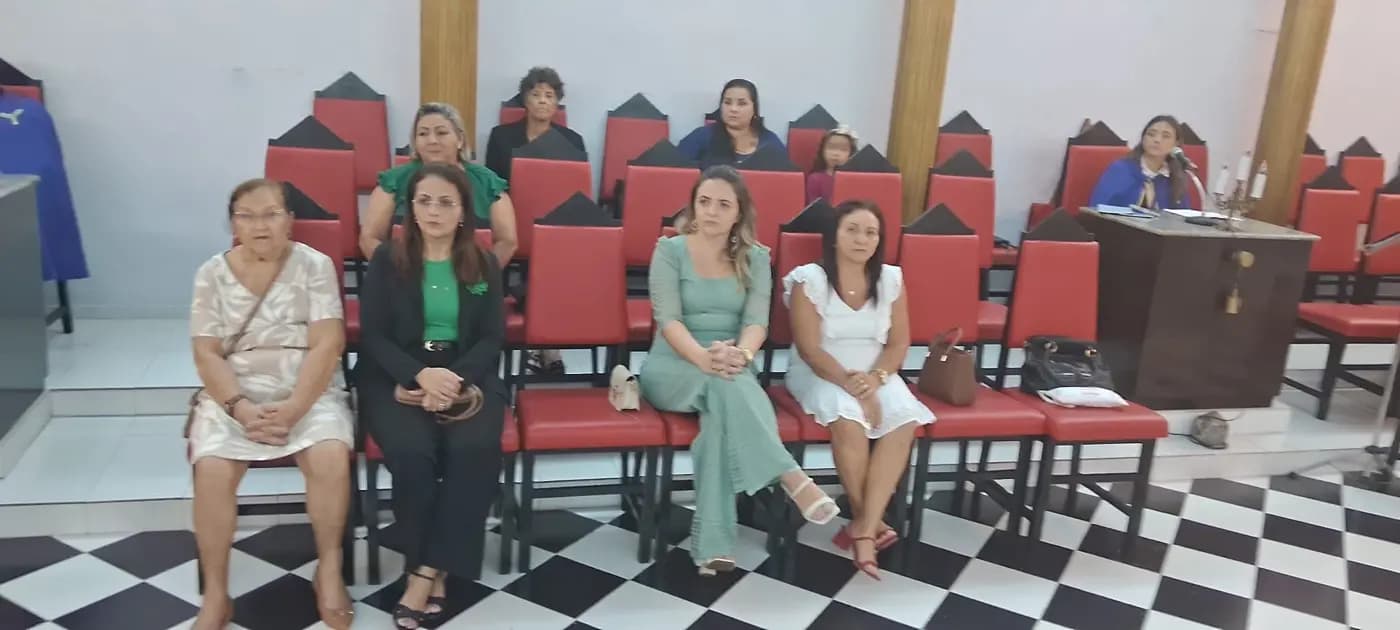 Registro fotográfico: SESSÃO ESPECIAL ABERTA, ALUSIVA AO DIA DAS MÃES, REALIZADA PELO NÚCLEO ALFA UNIÃO NATALENSE N°42, DA AÇÃO PARAMAÇÔNICA JUVENIL DO GRANDE ORIENTE DO BRASIL.