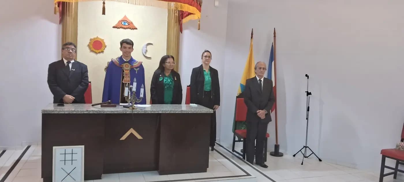 Registro fotográfico: SESSÃO ESPECIAL ABERTA, ALUSIVA AO DIA DAS MÃES, REALIZADA PELO NÚCLEO ALFA UNIÃO NATALENSE N°42, DA AÇÃO PARAMAÇÔNICA JUVENIL DO GRANDE ORIENTE DO BRASIL.