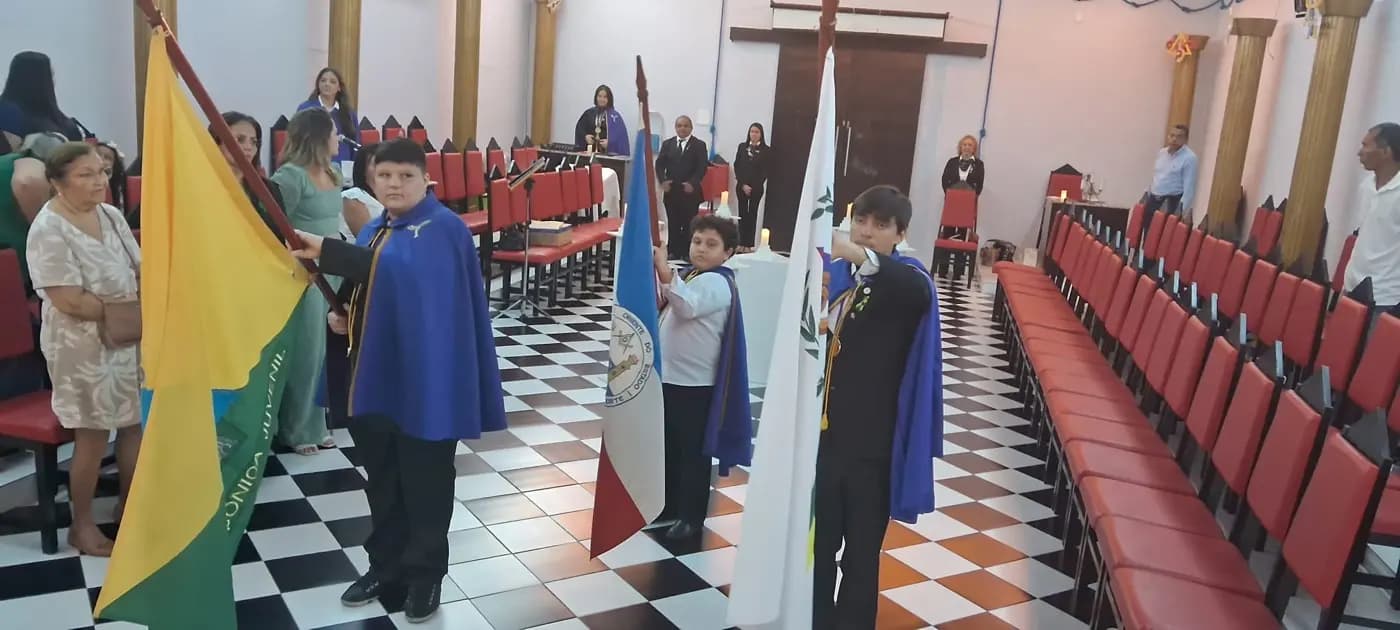 Registro fotográfico: SESSÃO ESPECIAL ABERTA, ALUSIVA AO DIA DAS MÃES, REALIZADA PELO NÚCLEO ALFA UNIÃO NATALENSE N°42, DA AÇÃO PARAMAÇÔNICA JUVENIL DO GRANDE ORIENTE DO BRASIL.