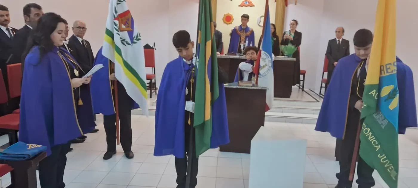 Registro fotográfico: SESSÃO ESPECIAL ABERTA, ALUSIVA AO DIA DAS MÃES, REALIZADA PELO NÚCLEO ALFA UNIÃO NATALENSE N°42, DA AÇÃO PARAMAÇÔNICA JUVENIL DO GRANDE ORIENTE DO BRASIL.
