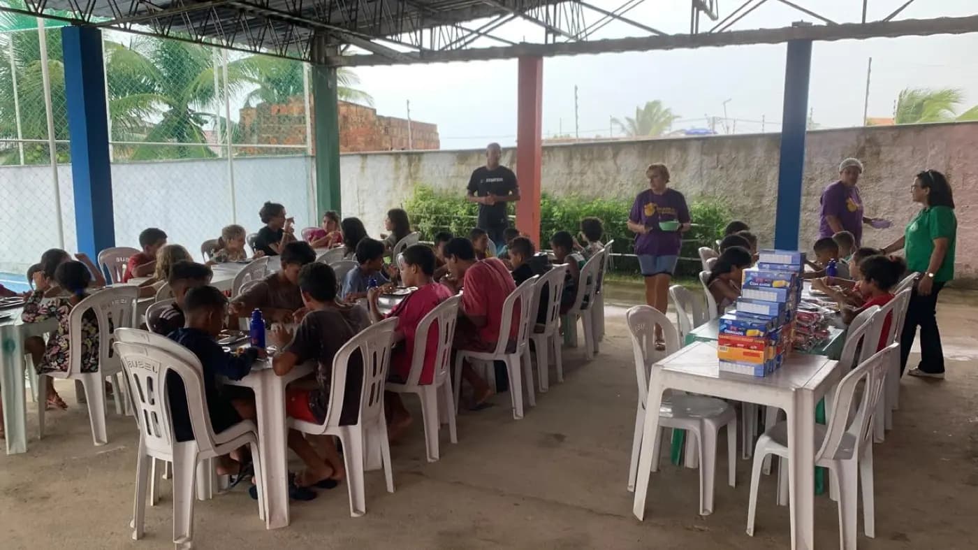Registro fotográfico: AÇÃO FILANTRÓPICA CONJUNTA REALIZADA PELA FRATERNIDADE FEMININA CRUZEIRO DO SUL – GENTIL MARINHO, VINCULADA À LOJA MAÇÔNICA GENTIL MARINHO Nº 2.070, ORIENTE DE PARNAMIRIM/RN, E PELA FRATERNIDADE FEMININA CRUZEIRO DO SUL – OBREIRAS DE LUZ, VINCULADA À LOJA MAÇÔNICA JOÃO CECÍLIO DA COSTA Nº 2.116, ORIENTE DE NATAL/RN.