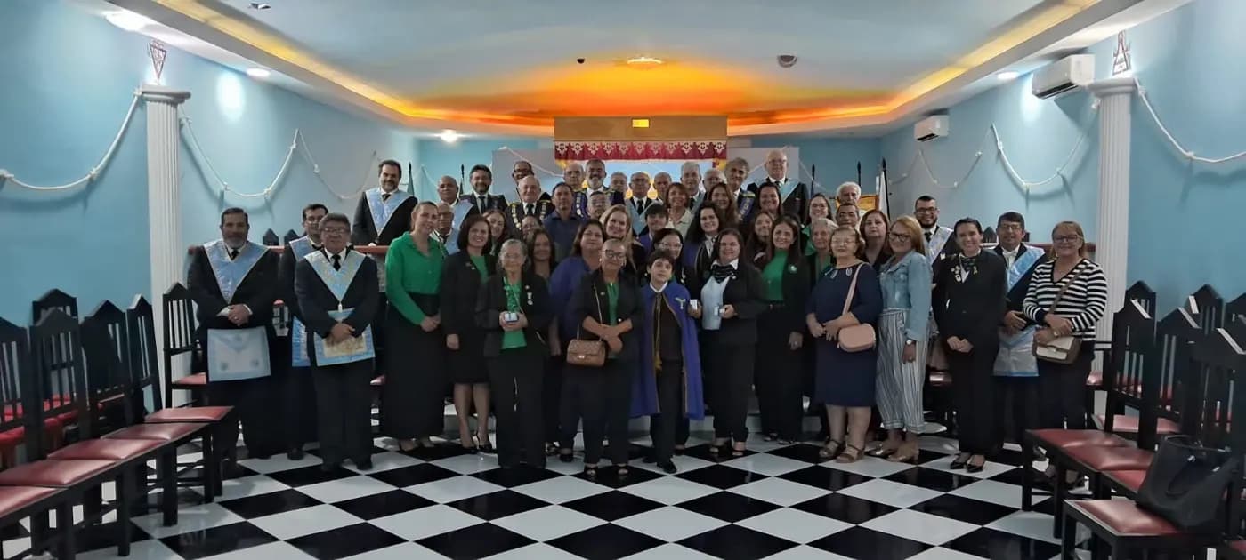 Registro fotográfico: PARTICIPAÇÃO DO GRÃO-MESTRE DO GOB/RN NA SESSÃO MAGNA PÚBLICA ALUSIVA AO DIA DAS MÃES, REALIZADA PELA ARLS GENTIL MARINHO N° 2.070, ORIENTE DE PARNAMIRIM/RN.