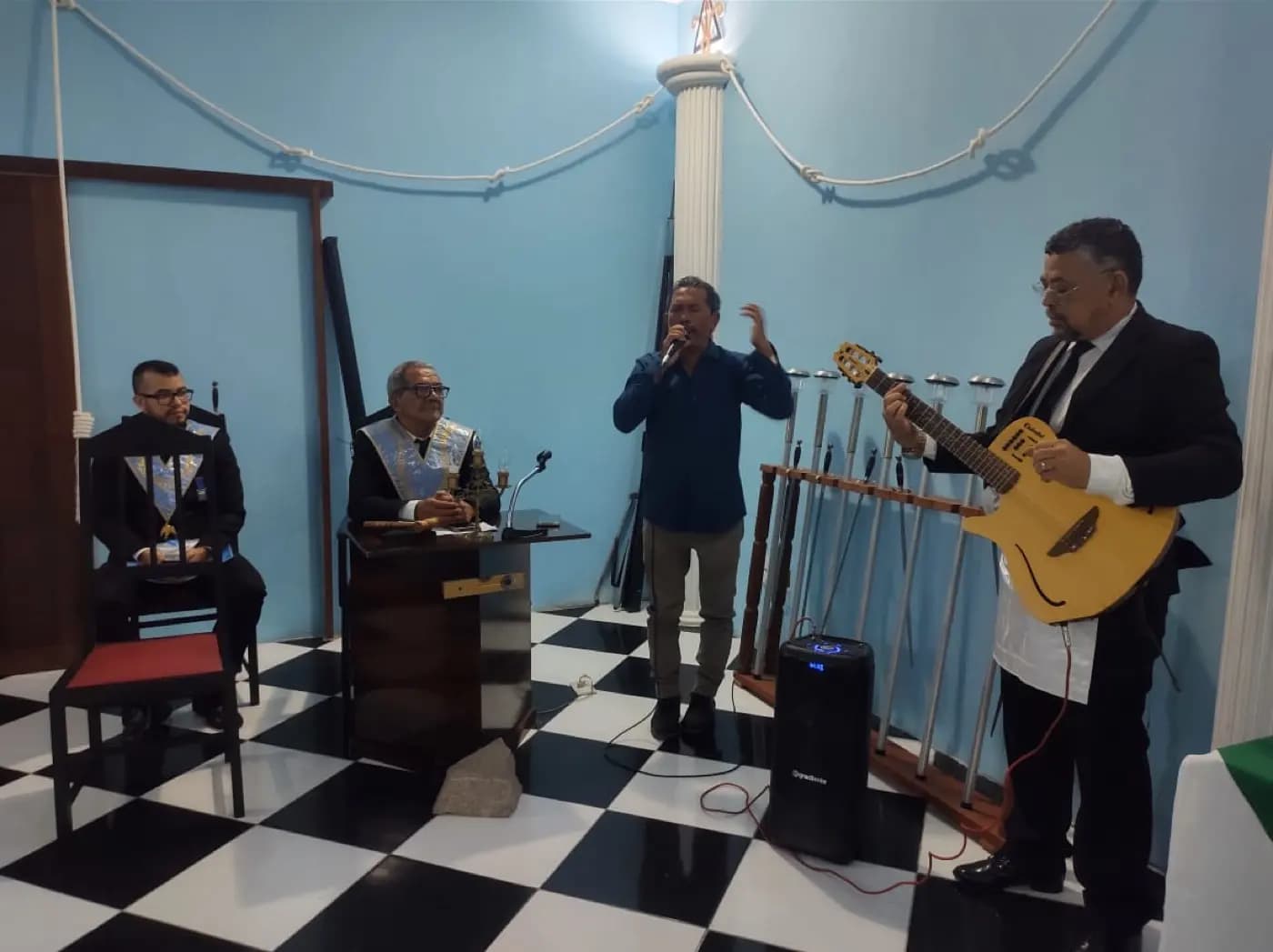 Registro fotográfico: PARTICIPAÇÃO DO GRÃO-MESTRE DO GOB/RN NA SESSÃO MAGNA PÚBLICA ALUSIVA AO DIA DAS MÃES, REALIZADA PELA ARLS GENTIL MARINHO N° 2.070, ORIENTE DE PARNAMIRIM/RN.