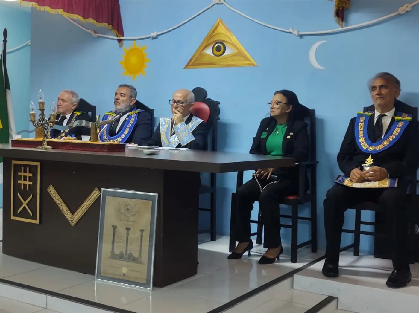 Registro fotográfico: PARTICIPAÇÃO DO GRÃO-MESTRE DO GOB/RN NA SESSÃO MAGNA PÚBLICA ALUSIVA AO DIA DAS MÃES, REALIZADA PELA ARLS GENTIL MARINHO N° 2.070, ORIENTE DE PARNAMIRIM/RN.