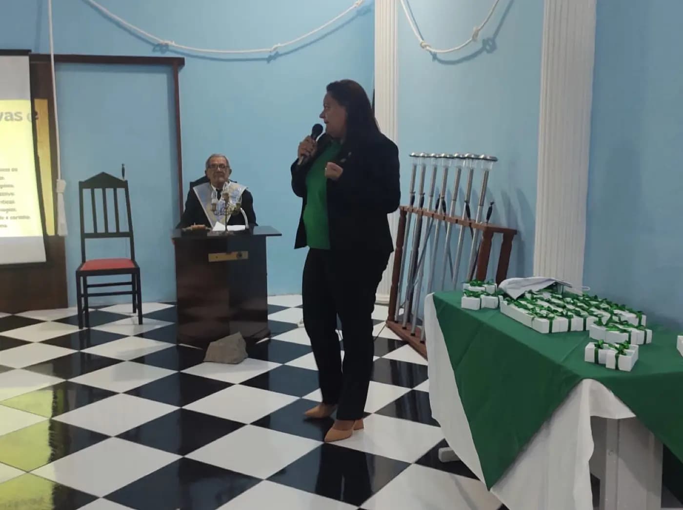 Registro fotográfico: PARTICIPAÇÃO DO GRÃO-MESTRE DO GOB/RN NA SESSÃO MAGNA PÚBLICA ALUSIVA AO DIA DAS MÃES, REALIZADA PELA ARLS GENTIL MARINHO N° 2.070, ORIENTE DE PARNAMIRIM/RN.