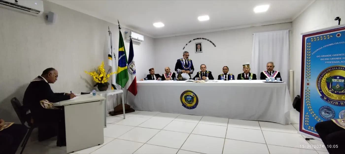Registro fotográfico: PARTICIPAÇÃO DO GRÃO-MESTRE E DO GRÃO-MESTRE ADJUNTO DO GOB/RN NA SEGUNDA REUNIÃO ORDINÁRIA DE 2024, DA PODERORA ASSEMBLEIA ESTADUAL LEGISLATIVA DO ESTADO DO RIO GRANDE DO NORTE (PAEL/RN).