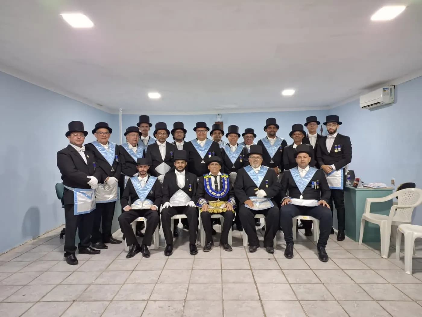 Registro fotográfico: PARTICIPAÇÃO DO GRÃO-MESTRE ADJUNTO DO GOB/RN NA SESSÃO MAGNA DE INICIAÇÃO REALIZADA PELA ARLS LUIZ GONZAGA DO NASCIMENTO N° 4.567, ORIENTE DE SANTA MARIA/RN.