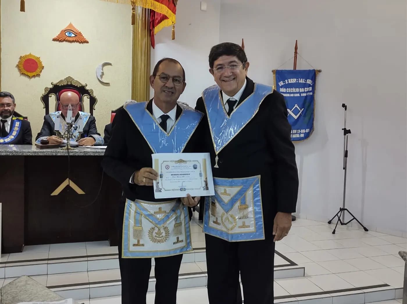 Registro fotográfico: SESSÃO MAGNA PÚBLICA COMEMORATIVA AO 43º ANO DE FUNDAÇÃO DA ARLS JOÃO CECÍLIO DA COSTA, Nº 2.116, ORIENTE DE NATAL/RN.