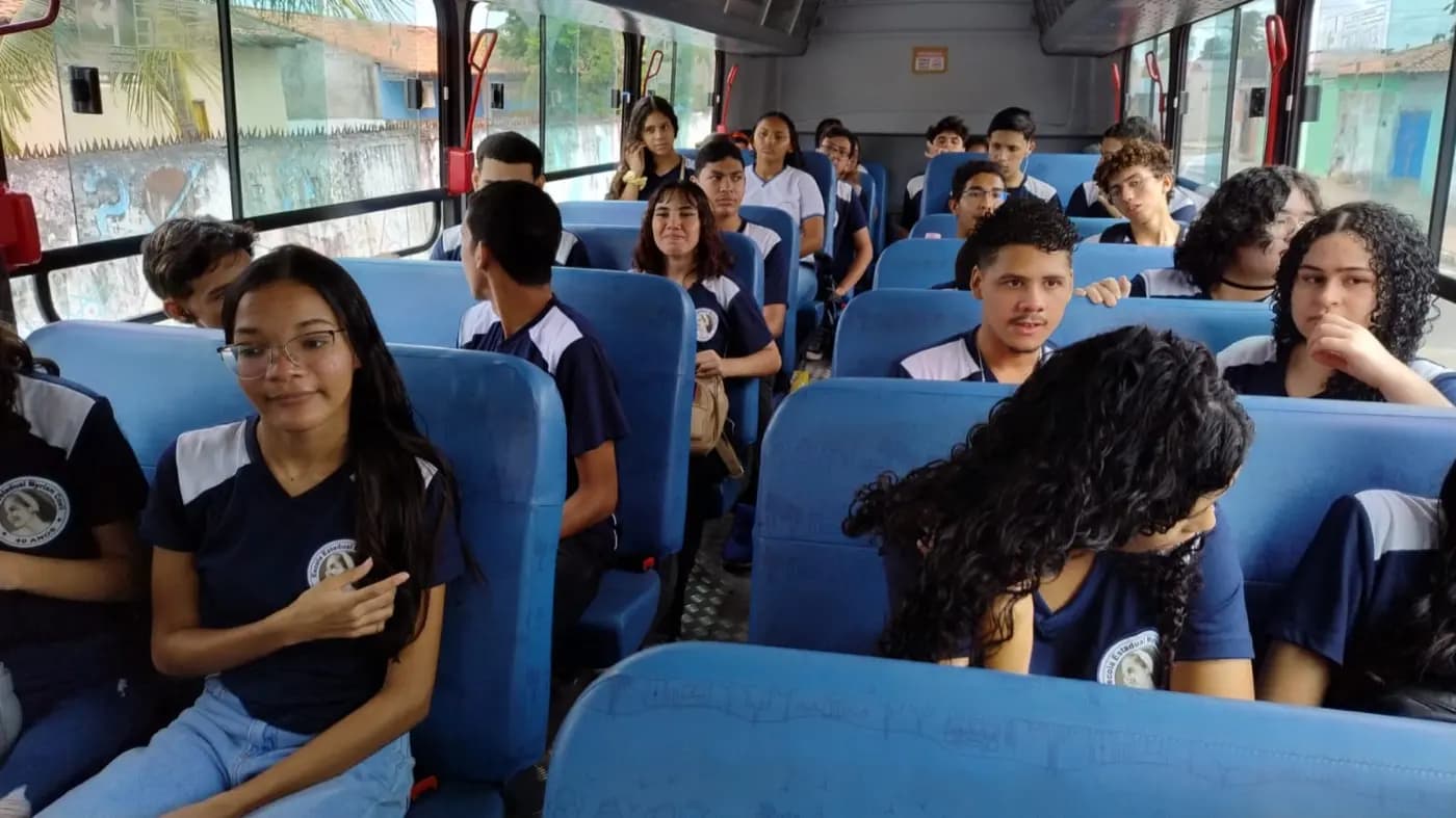 Registro fotográfico: PROJETO “MAÇONARIA DE PORTAS ABERTAS E A FAVOR DA VIDA” – 3ª AULA DE CAMPO COM JOVENS NO INTERIOR DE UMA LOJA MAÇÔNICA.