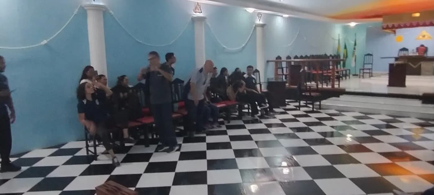Registro fotográfico: PROJETO “MAÇONARIA DE PORTAS ABERTAS E A FAVOR DA VIDA” – 3ª AULA DE CAMPO COM JOVENS NO INTERIOR DE UMA LOJA MAÇÔNICA.