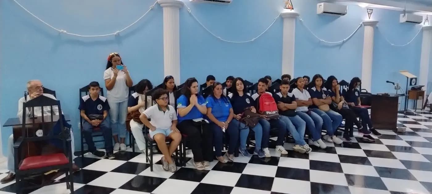 Registro fotográfico: PROJETO “MAÇONARIA DE PORTAS ABERTAS E A FAVOR DA VIDA” – 3ª AULA DE CAMPO COM JOVENS NO INTERIOR DE UMA LOJA MAÇÔNICA.