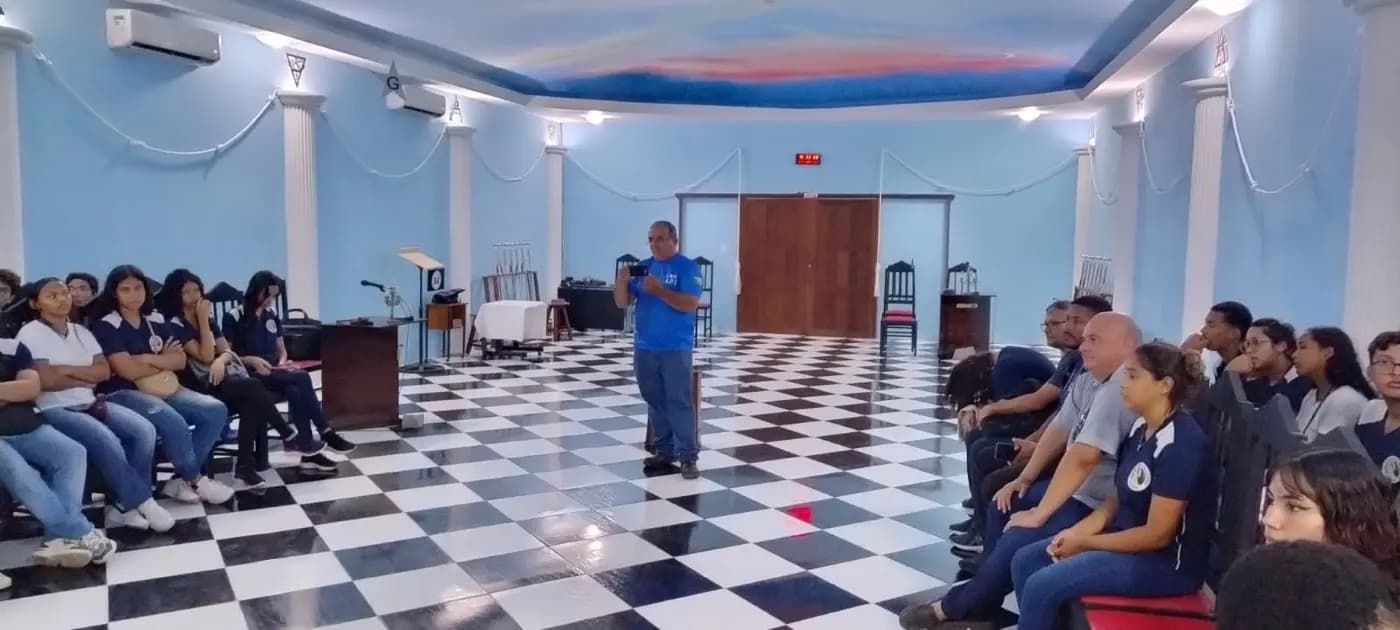Registro fotográfico: PROJETO “MAÇONARIA DE PORTAS ABERTAS E A FAVOR DA VIDA” – 3ª AULA DE CAMPO COM JOVENS NO INTERIOR DE UMA LOJA MAÇÔNICA.