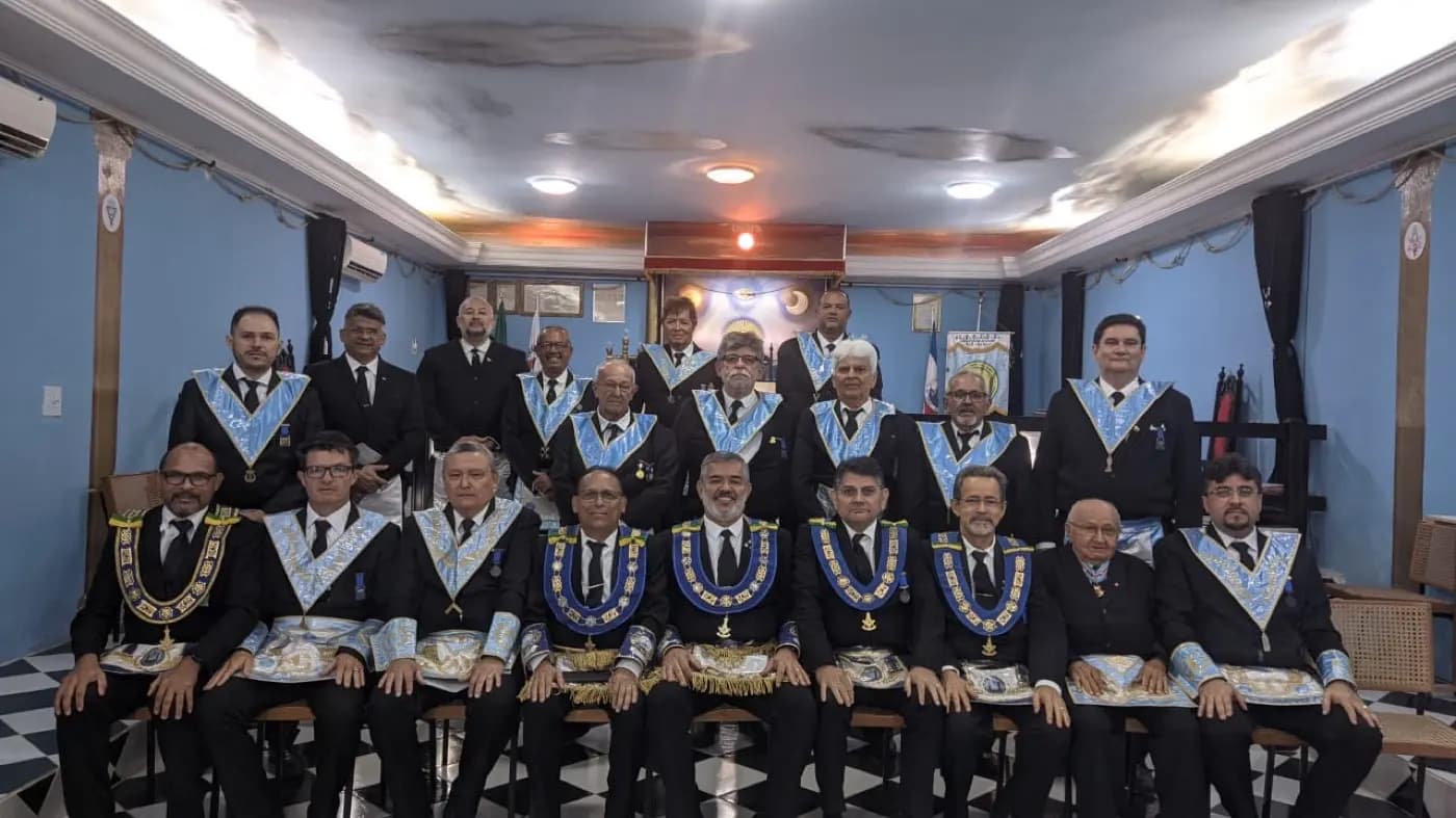 Registro fotográfico: PARTICIPAÇÃO DO GRÃO-MESTRE E DO GRÃO-MESTRE ADJUNTO DO GOB/RN NA SESSÃO ORDINÁRIA NO GRAU DE APRENDIZ, REALIZADA PELA ARLS MANOEL REGINALDO DA ROCHA Nº 2.439, ORIENTE DE PAU DOS FERROS/RN.