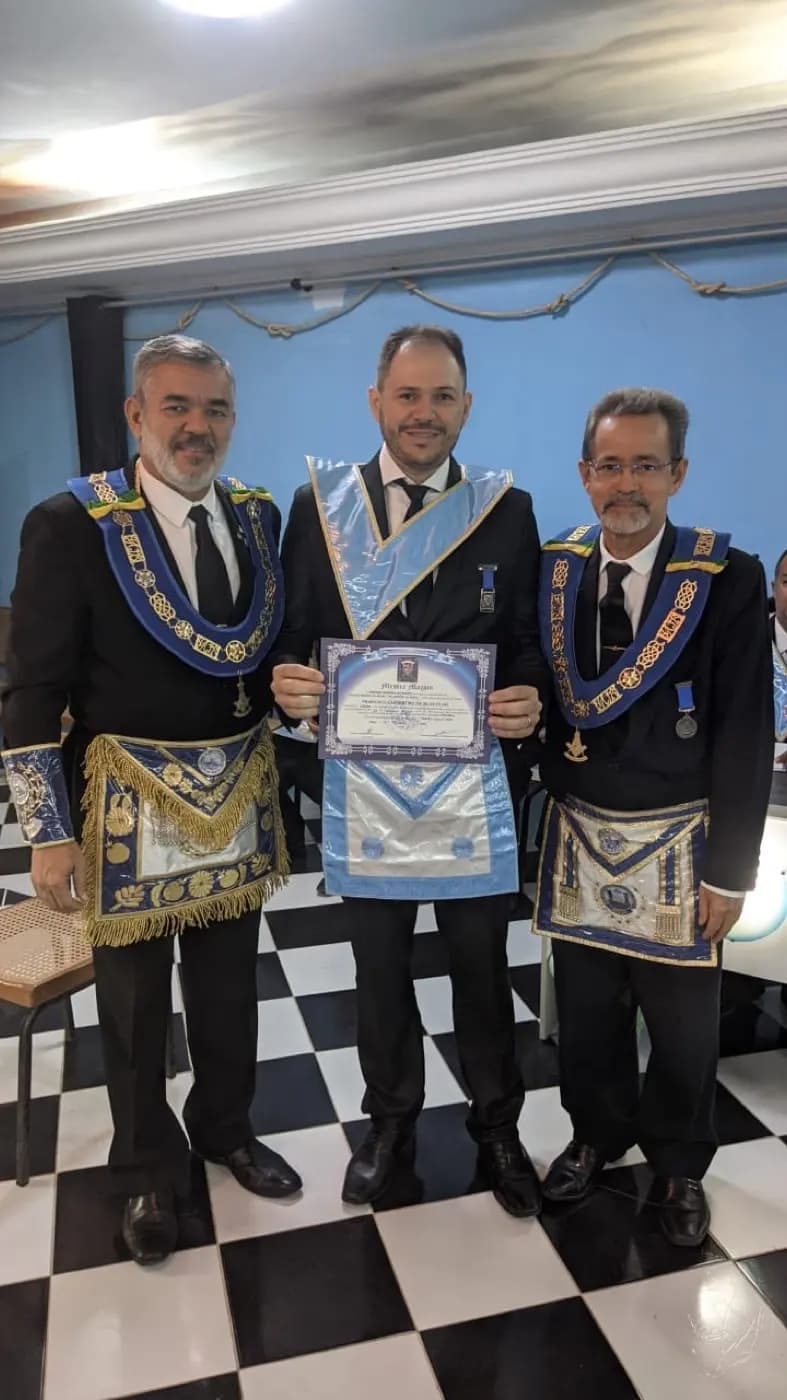 Registro fotográfico: PARTICIPAÇÃO DO GRÃO-MESTRE E DO GRÃO-MESTRE ADJUNTO DO GOB/RN NA SESSÃO ORDINÁRIA NO GRAU DE APRENDIZ, REALIZADA PELA ARLS MANOEL REGINALDO DA ROCHA Nº 2.439, ORIENTE DE PAU DOS FERROS/RN.