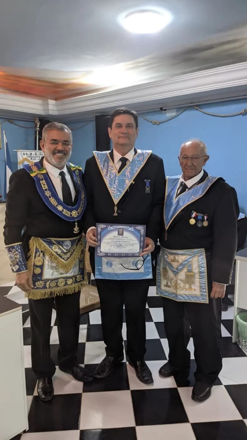 Registro fotográfico: PARTICIPAÇÃO DO GRÃO-MESTRE E DO GRÃO-MESTRE ADJUNTO DO GOB/RN NA SESSÃO ORDINÁRIA NO GRAU DE APRENDIZ, REALIZADA PELA ARLS MANOEL REGINALDO DA ROCHA Nº 2.439, ORIENTE DE PAU DOS FERROS/RN.