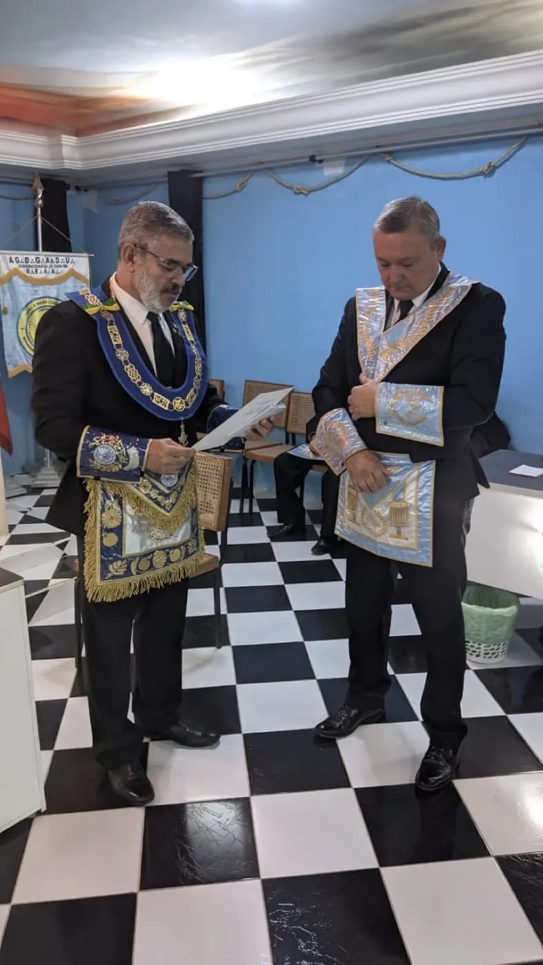 Registro fotográfico: PARTICIPAÇÃO DO GRÃO-MESTRE E DO GRÃO-MESTRE ADJUNTO DO GOB/RN NA SESSÃO ORDINÁRIA NO GRAU DE APRENDIZ, REALIZADA PELA ARLS MANOEL REGINALDO DA ROCHA Nº 2.439, ORIENTE DE PAU DOS FERROS/RN.