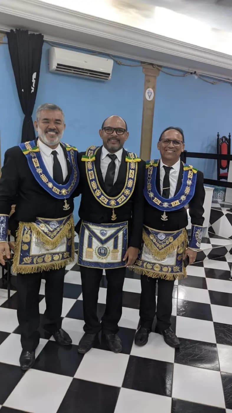 Registro fotográfico: PARTICIPAÇÃO DO GRÃO-MESTRE E DO GRÃO-MESTRE ADJUNTO DO GOB/RN NA SESSÃO ORDINÁRIA NO GRAU DE APRENDIZ, REALIZADA PELA ARLS MANOEL REGINALDO DA ROCHA Nº 2.439, ORIENTE DE PAU DOS FERROS/RN.