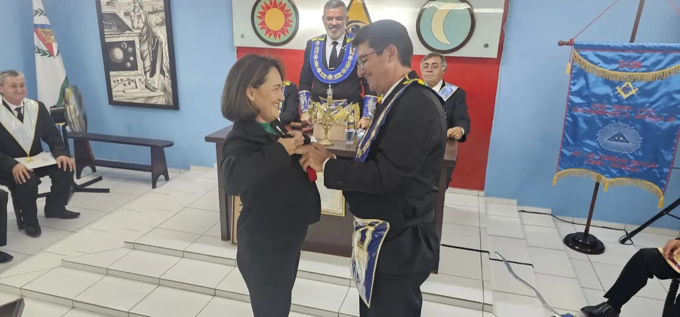 Registro fotográfico: PARTICIPAÇÃO DO GRÃO-MESTRE E COMITIVA DO GOB/RN NA SESSÃO MAGNA DE INICIAÇÃO REALIZADA PELA ARLS FRATERNIDADE E JUSTIÇA III N° 1.757, ORIENTE DE CURRAIS NOVOS/RN.