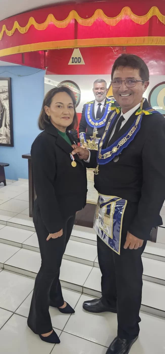 Registro fotográfico: PARTICIPAÇÃO DO GRÃO-MESTRE E COMITIVA DO GOB/RN NA SESSÃO MAGNA DE INICIAÇÃO REALIZADA PELA ARLS FRATERNIDADE E JUSTIÇA III N° 1.757, ORIENTE DE CURRAIS NOVOS/RN.