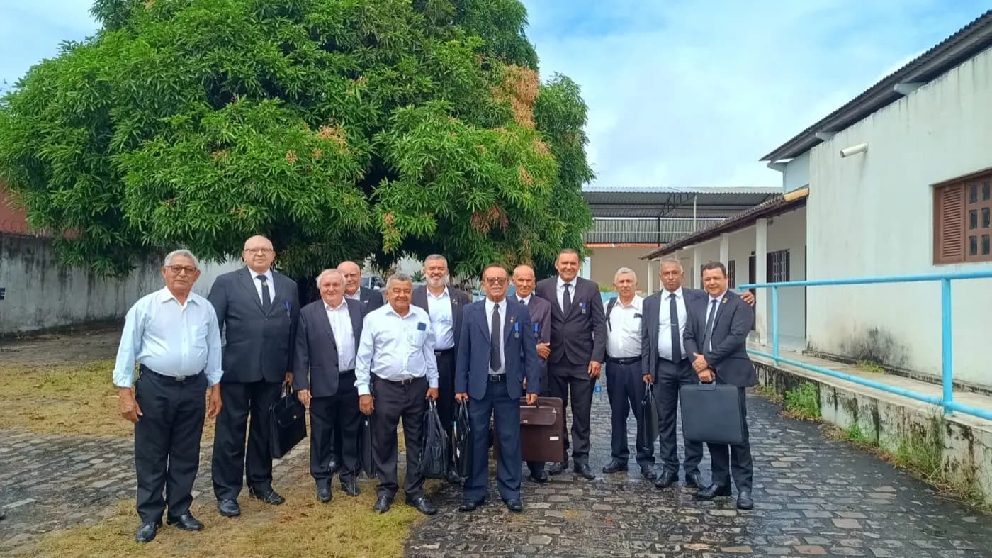 Registro fotográfico: PARTICIPAÇÃO DO GRÃO-MESTRE DO GOB/RN NA SESSÃO MAGNA DE INICIAÇÃO REALIZADA PELA ARLS ESTRELA ALTANEIRA N° 2.361, ORIENTE DE PENDÊNCIAS/RN.
