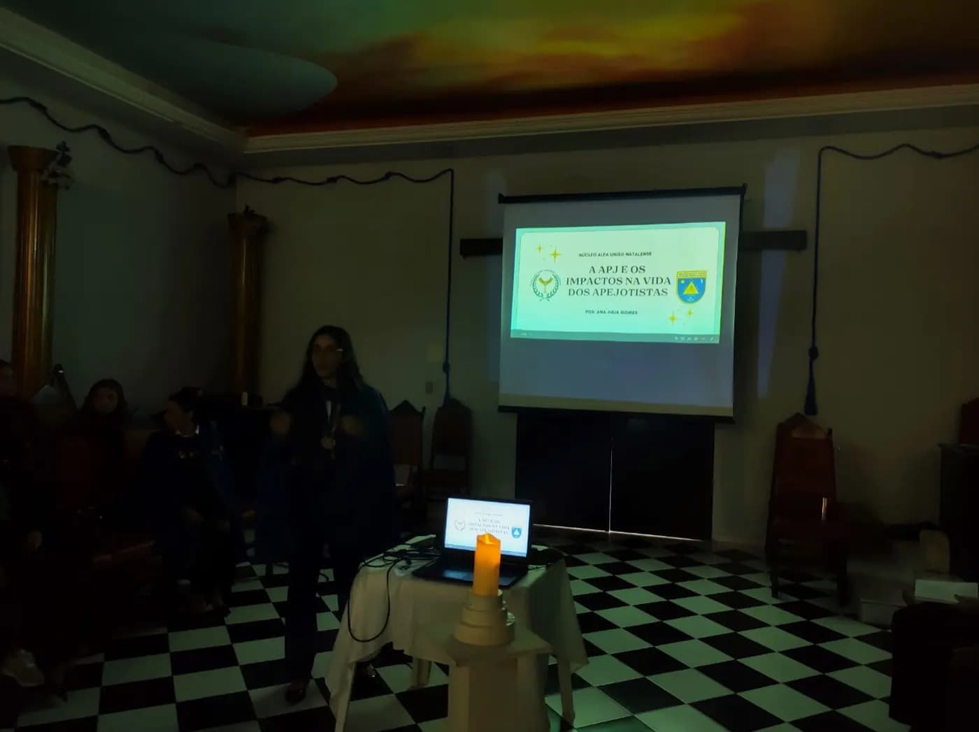 Registro fotográfico: SESSÃO DE HORA CÍVICA DE APRESENTAÇÃO DA AÇÃO PARAMAÇÔNICA JUVENIL DO GRANDE ORIENTE DO BRASIL, REALIZADA PELO NÚCLEO ALFA UNIÃO NATALENSE N°42.