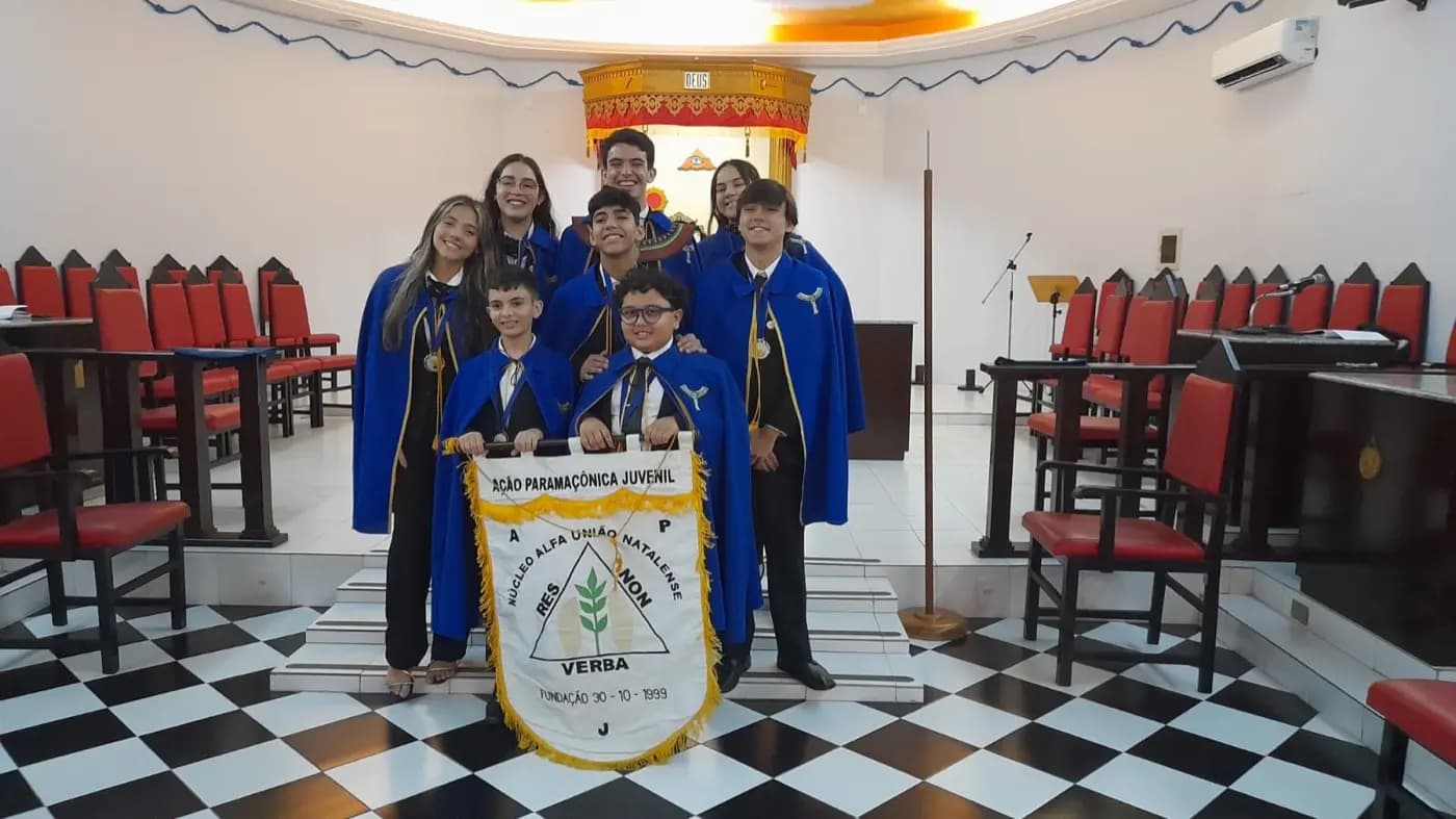 Registro fotográfico: SESSÃO DE HORA CÍVICA DE APRESENTAÇÃO DA AÇÃO PARAMAÇÔNICA JUVENIL DO GRANDE ORIENTE DO BRASIL, REALIZADA PELO NÚCLEO ALFA UNIÃO NATALENSE N°42.