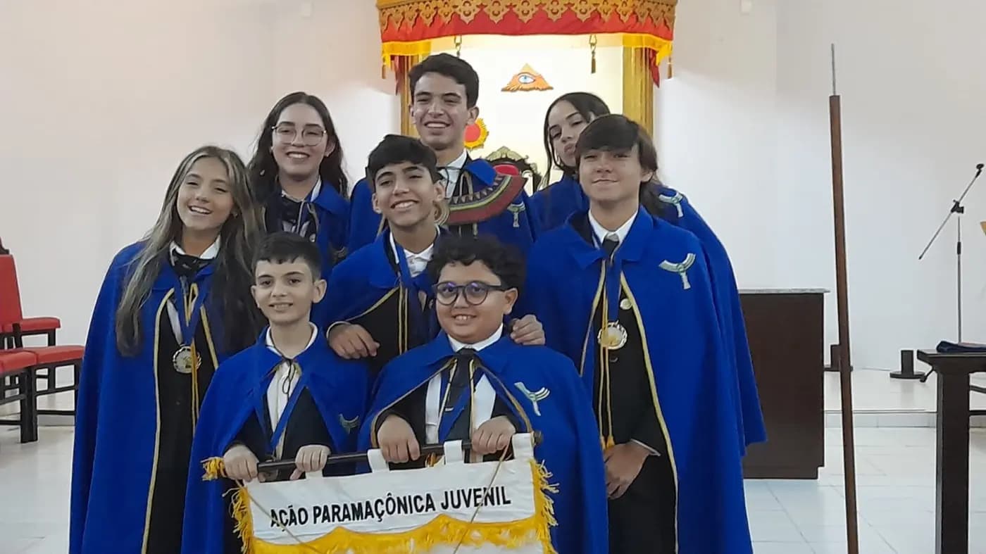Registro fotográfico: SESSÃO DE HORA CÍVICA DE APRESENTAÇÃO DA AÇÃO PARAMAÇÔNICA JUVENIL DO GRANDE ORIENTE DO BRASIL, REALIZADA PELO NÚCLEO ALFA UNIÃO NATALENSE N°42.