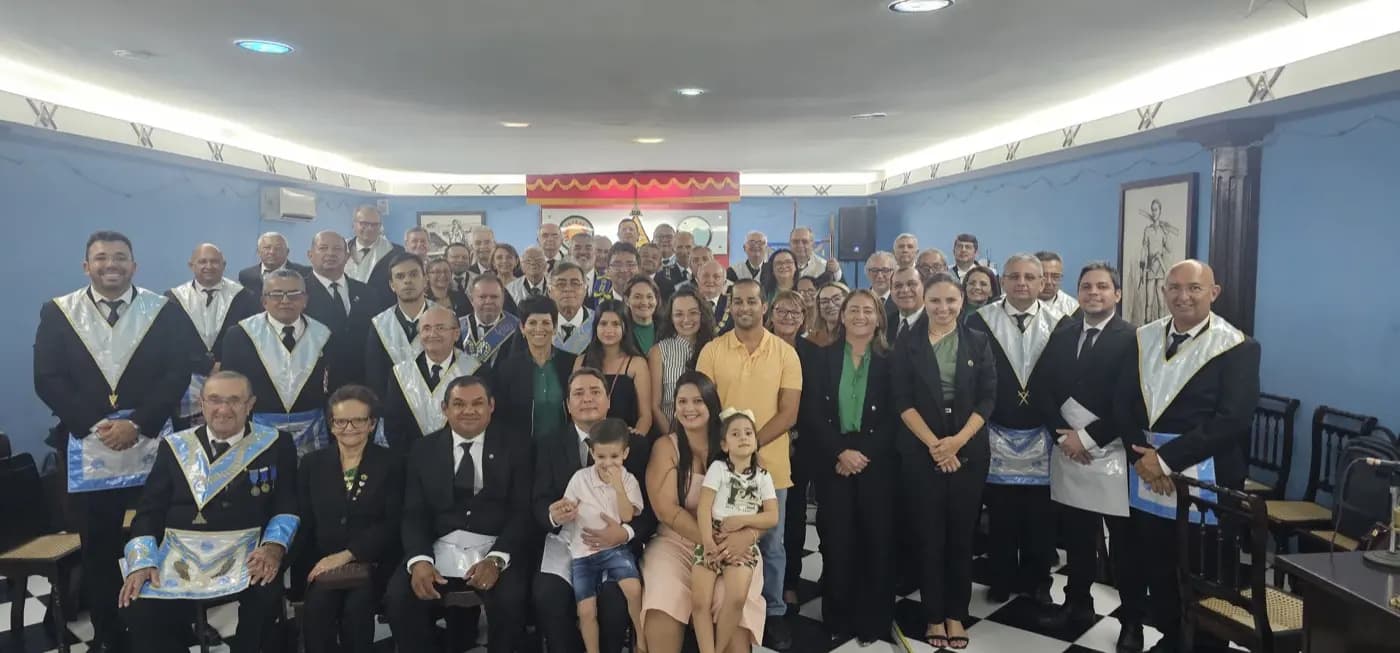 Registro fotográfico: PARTICIPAÇÃO DO GRÃO-MESTRE E COMITIVA DO GOB/RN NA SESSÃO MAGNA DE INICIAÇÃO REALIZADA PELA ARLS FRATERNIDADE E JUSTIÇA III N° 1.757, ORIENTE DE CURRAIS NOVOS/RN.