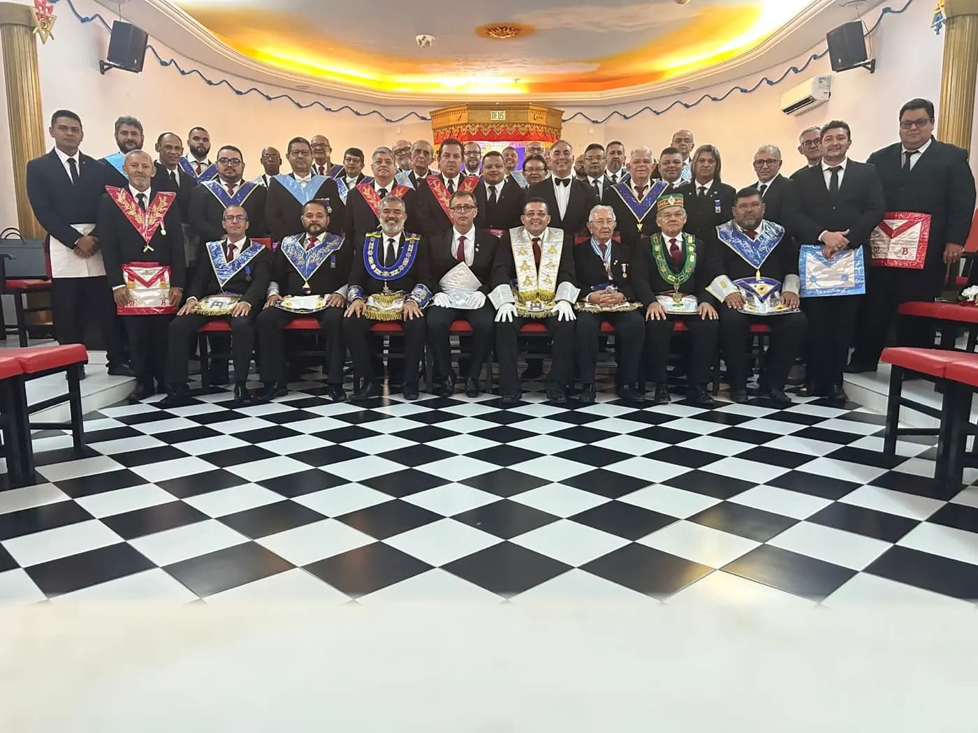Registro fotográfico: PARTICIPAÇÃO DO GRÃO-MESTRE DO GOB/RN NA SESSÃO MAGNA DE INICIAÇÃO REALIZADA PELA ARLS UNIVERSITÁRIA MÁRIO VILAR DE MELO N° 4.085, ORIENTE DE NATAL/RN.