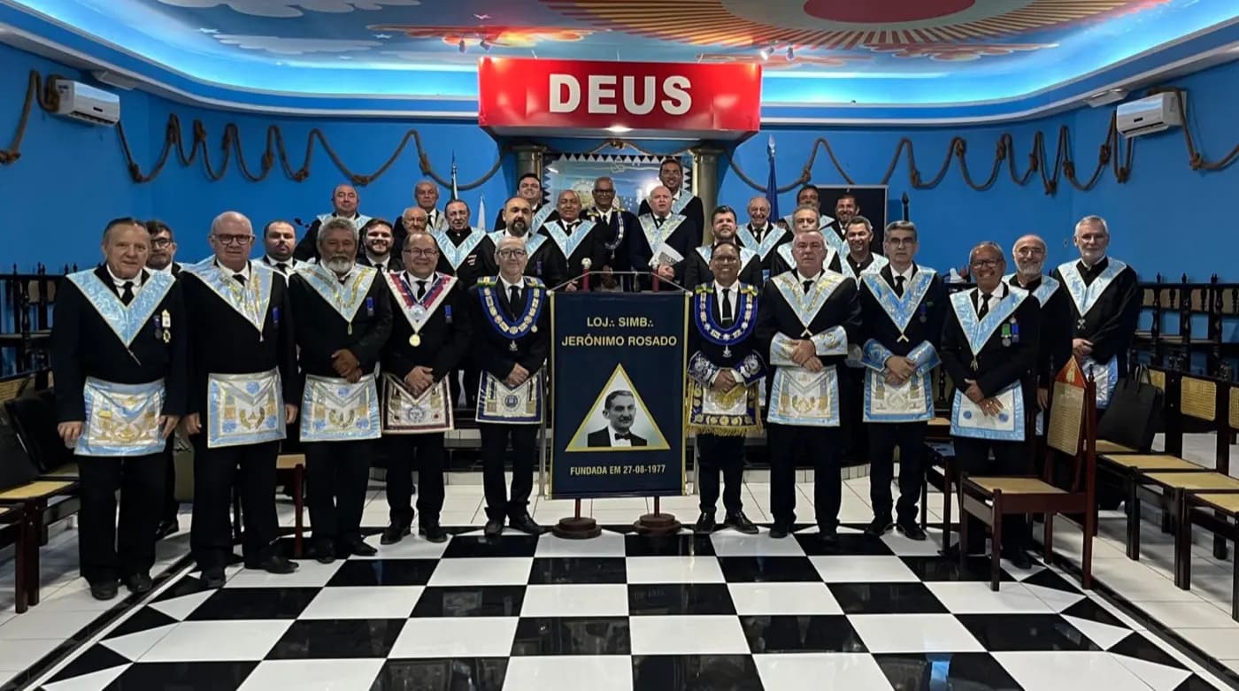 Registro fotográfico: SESSÃO ORDINÁRIA NO GRAU DE APRENDIZ MAÇOM, REALIZADA PELA LOJA MAÇÔNICA JERÔNIMO ROSADO, nº 1994, ORIENTE DE MOSSORÓ/RN, COM TEMÁTICA VOLTADA AO DIA DOS PAIS, AO DIA DO MAÇOM E AO ANIVERSÁRIO DA LOJA.