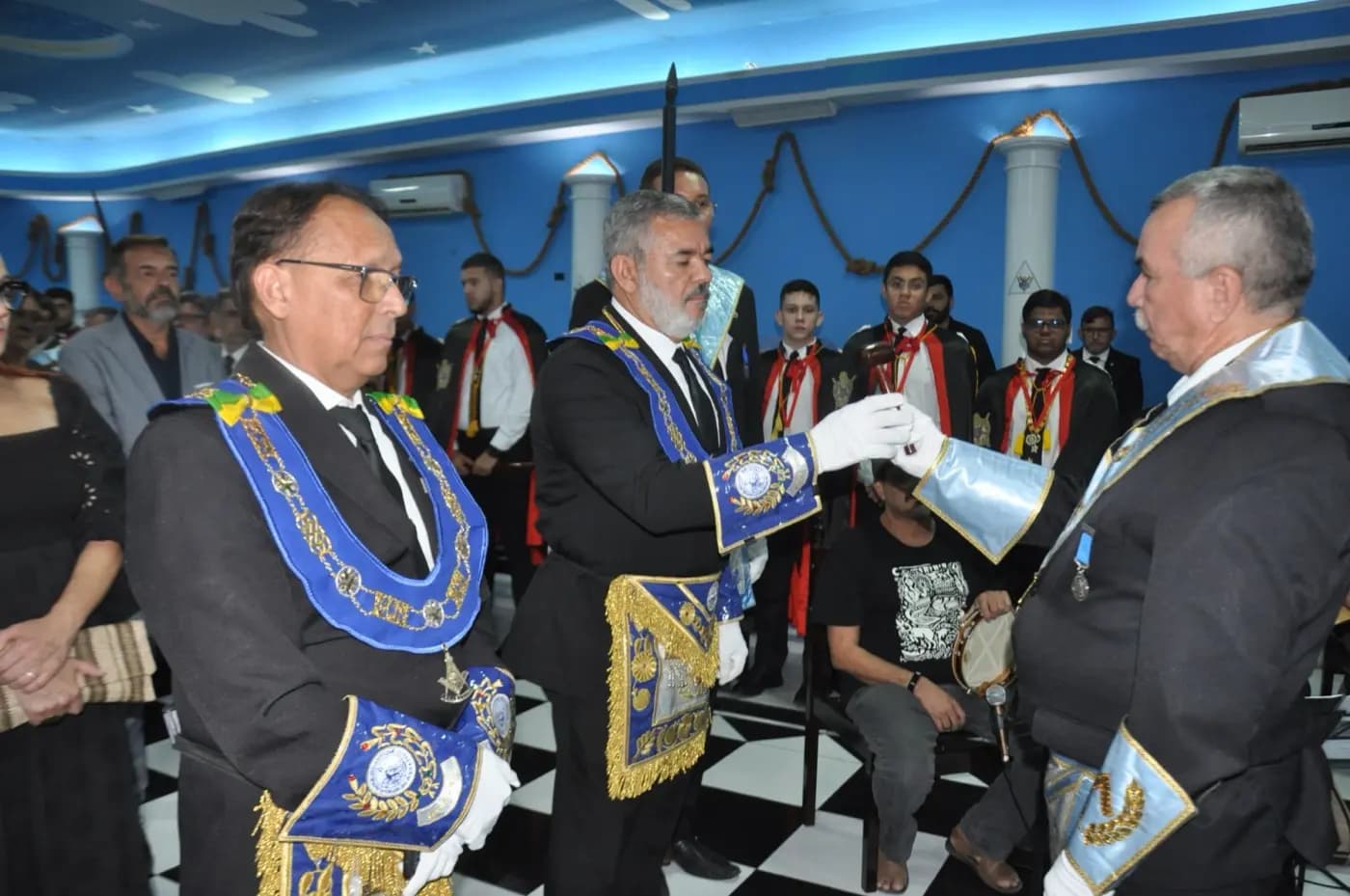 Registro fotográfico: PARTICIPAÇÃO DO GRÃO-MESTRE E DO GRÃO-MESTRE ADJUNTO DO GOB/RN NA 33ª SESSÃO MAGNA PÚBLICA PROMOVIDA PELA LOJA MAÇÔNICA JERÔNIMO ROSADO Nº 1994, ORIENTE DE MOSSORÓ/RN, ALUSIVA À 48ª NOITE DA CULTURA.