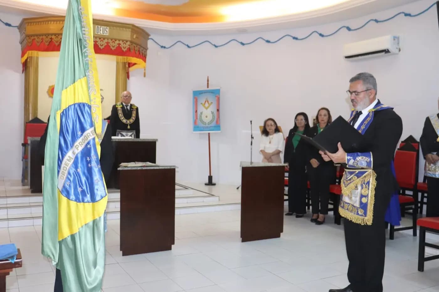 Registro fotográfico: PARTICIPAÇÃO DO GRÃO-MESTRE DO GOB/RN NA SESSÃO MAGNA PÚBLICA ALUSIVA AO 52º ANO DE FUNDAÇÃO DA LOJA MAÇÔNICA DR. PEDRO GERMANO COSTA N° 2.349, ORIENTE DE NATAL/RN.