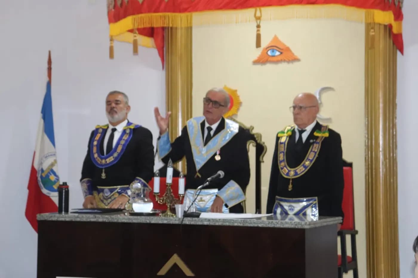 Registro fotográfico: PARTICIPAÇÃO DO GRÃO-MESTRE DO GOB/RN NA SESSÃO MAGNA PÚBLICA ALUSIVA AO 52º ANO DE FUNDAÇÃO DA LOJA MAÇÔNICA DR. PEDRO GERMANO COSTA N° 2.349, ORIENTE DE NATAL/RN.