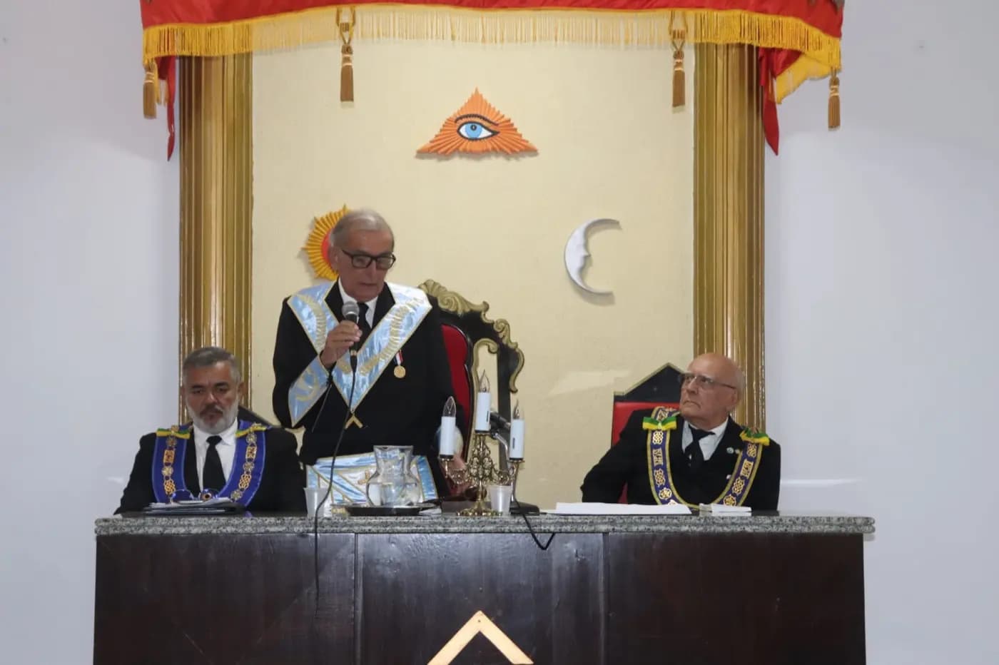Registro fotográfico: PARTICIPAÇÃO DO GRÃO-MESTRE DO GOB/RN NA SESSÃO MAGNA PÚBLICA ALUSIVA AO 52º ANO DE FUNDAÇÃO DA LOJA MAÇÔNICA DR. PEDRO GERMANO COSTA N° 2.349, ORIENTE DE NATAL/RN.
