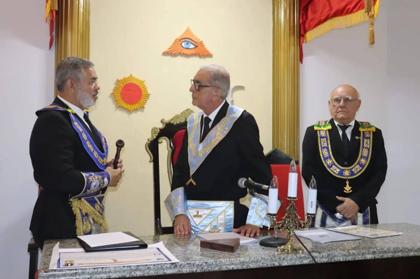 Registro fotográfico: PARTICIPAÇÃO DO GRÃO-MESTRE DO GOB/RN NA SESSÃO MAGNA PÚBLICA ALUSIVA AO 52º ANO DE FUNDAÇÃO DA LOJA MAÇÔNICA DR. PEDRO GERMANO COSTA N° 2.349, ORIENTE DE NATAL/RN.