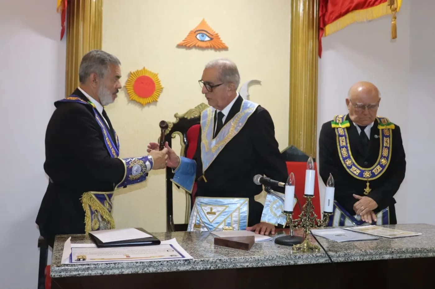 Registro fotográfico: PARTICIPAÇÃO DO GRÃO-MESTRE DO GOB/RN NA SESSÃO MAGNA PÚBLICA ALUSIVA AO 52º ANO DE FUNDAÇÃO DA LOJA MAÇÔNICA DR. PEDRO GERMANO COSTA N° 2.349, ORIENTE DE NATAL/RN.