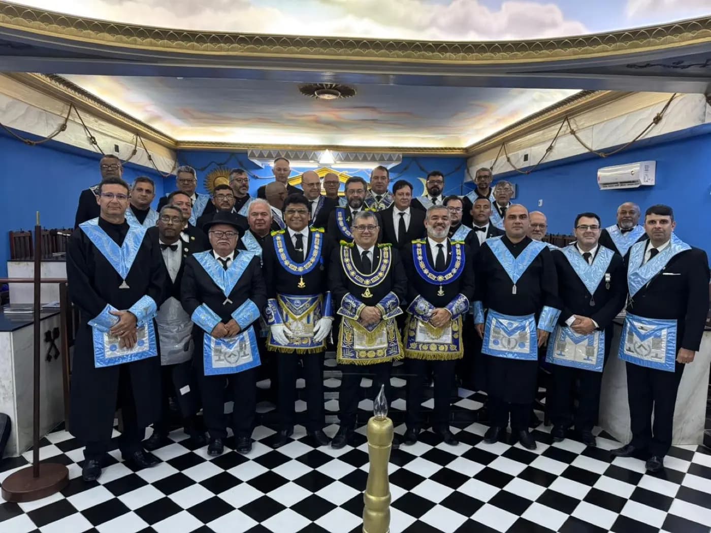 Registro fotográfico: PARTICIPAÇÃO DOS GRÃO-MESTRES DO GOB/PB E DO GOB/RN NA SESSÃO ORDINÁRIA NO GRAU DE APRENDIZ MAÇOM, REALIZADA PELA LOJA MAÇÔNICA SETE DE SETEMBRO Nº 22, ORIENTE DE NATAL/RN, JURISDICIONADA À GLERN.