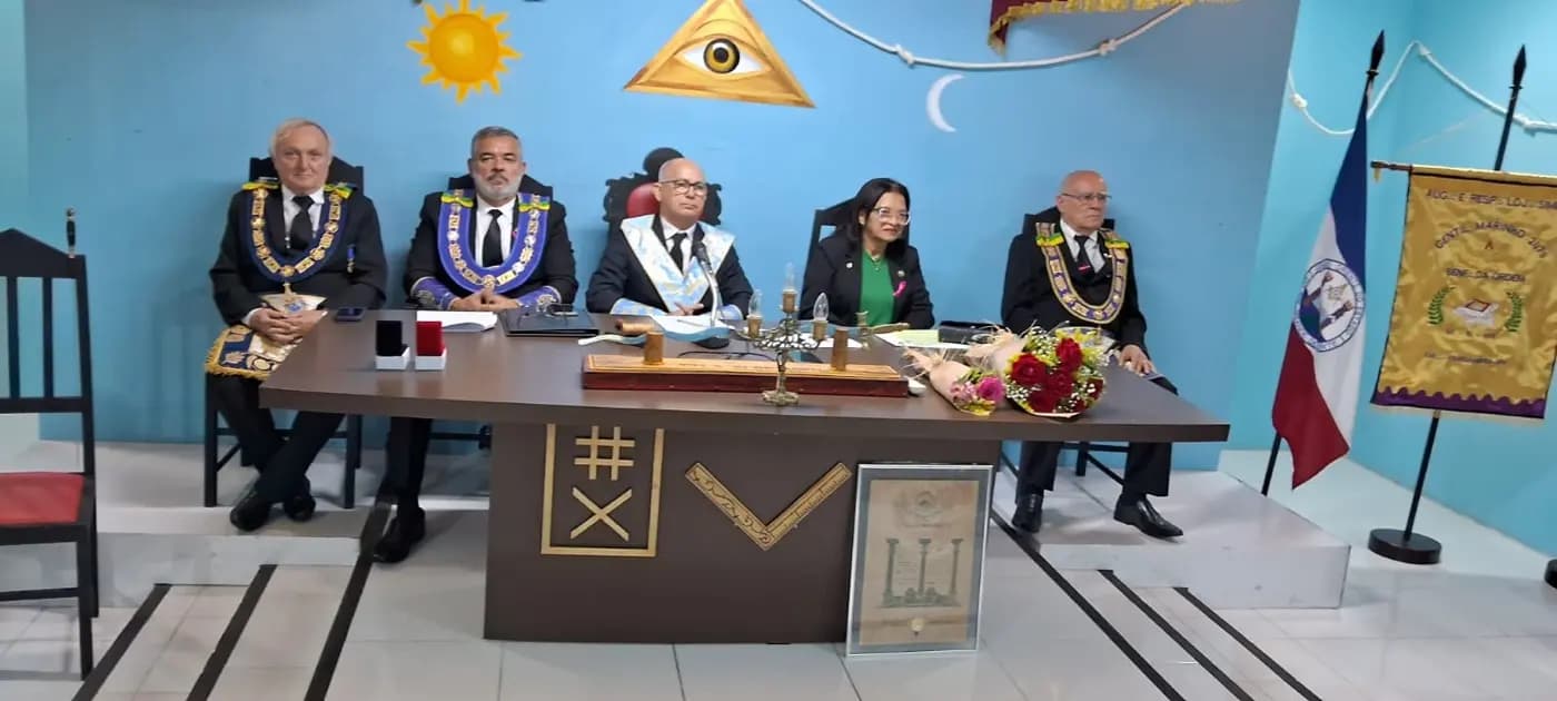 Registro fotográfico: SESSÃO MAGNA PÚBLICA ALUSIVA AO 45º ANO DE FUNDAÇÃO DA LOJA MAÇÔNICA GENTIL MARINHO Nº 2070, ORIENTE DE PARNAMIRIM/RN.