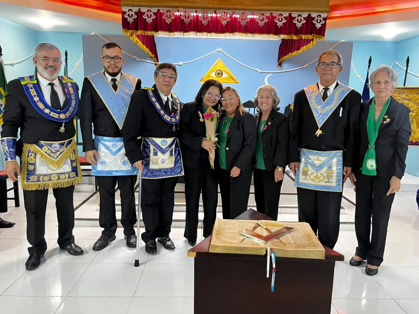 Registro fotográfico: SESSÃO MAGNA PÚBLICA ALUSIVA AO 45º ANO DE FUNDAÇÃO DA LOJA MAÇÔNICA GENTIL MARINHO Nº 2070, ORIENTE DE PARNAMIRIM/RN.